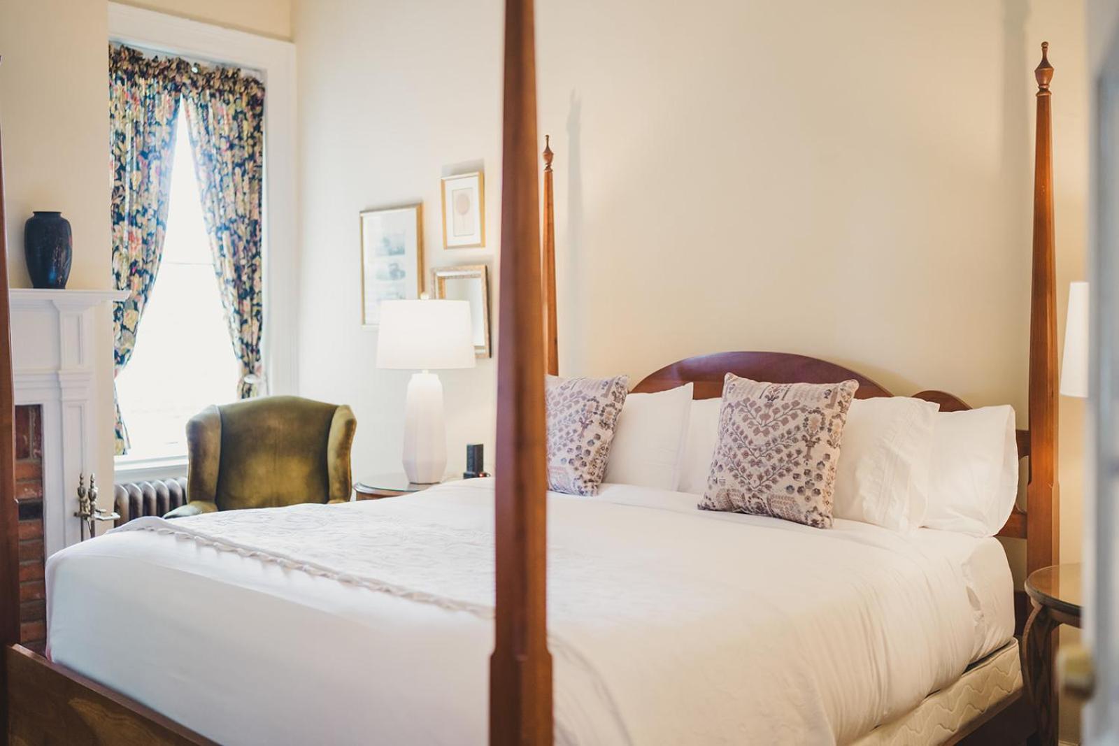 Ironclad Inn And Bourbon Room Fredericksburg Esterno foto