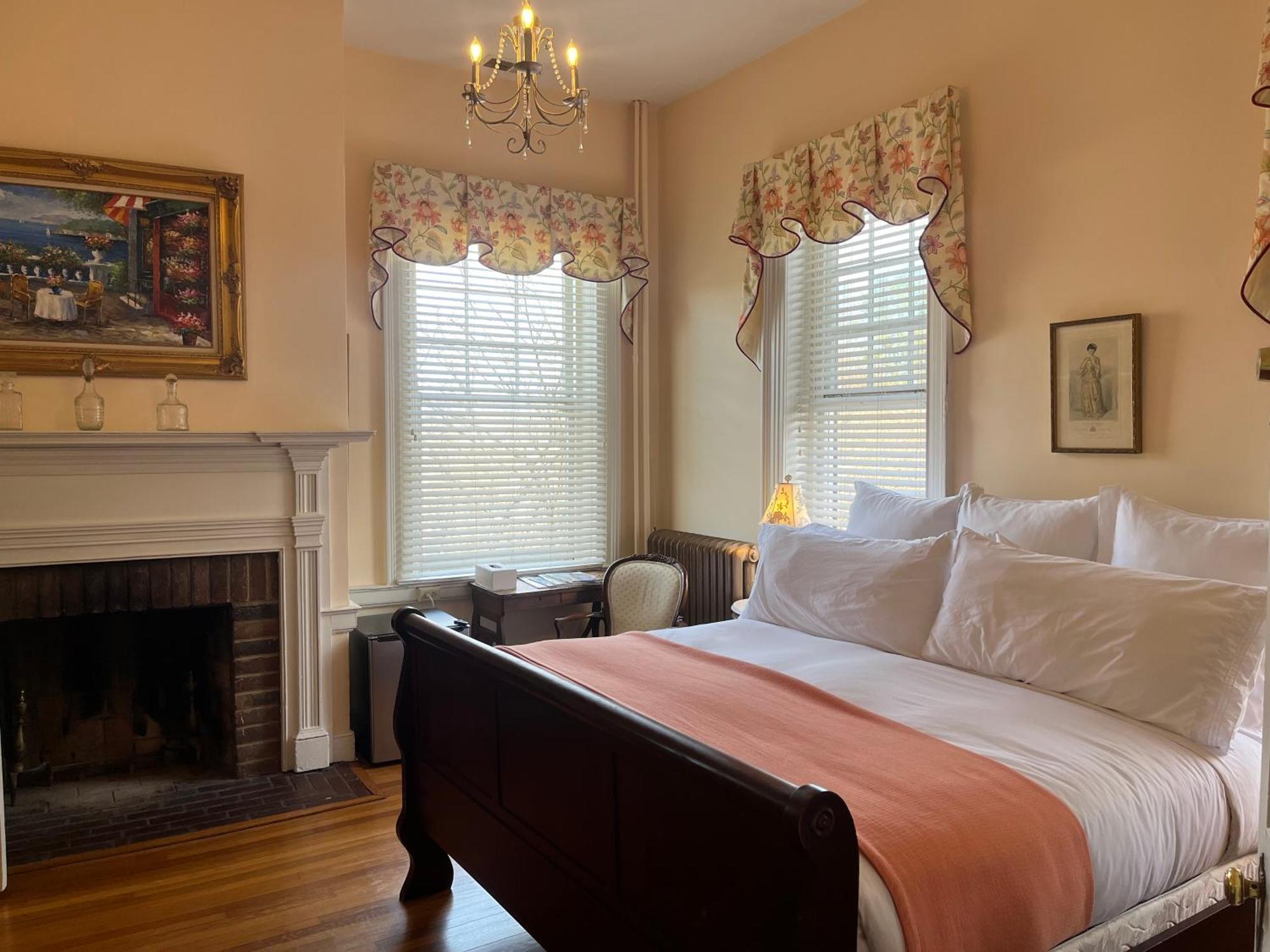 Ironclad Inn And Bourbon Room Fredericksburg Esterno foto
